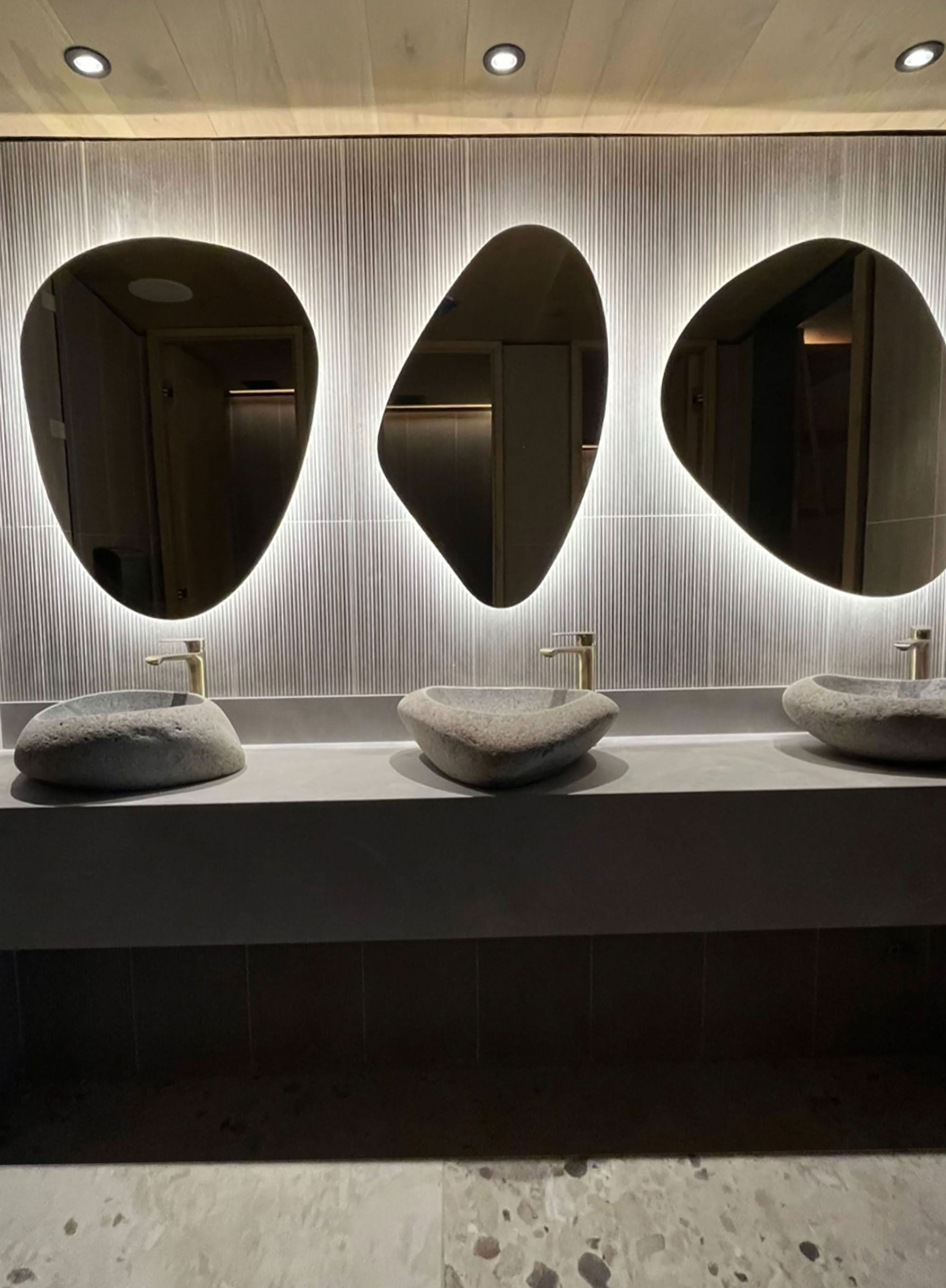 Espejo M05 instalado en un baño en Chicureo, proyecto de interiorismo de Fazlamare