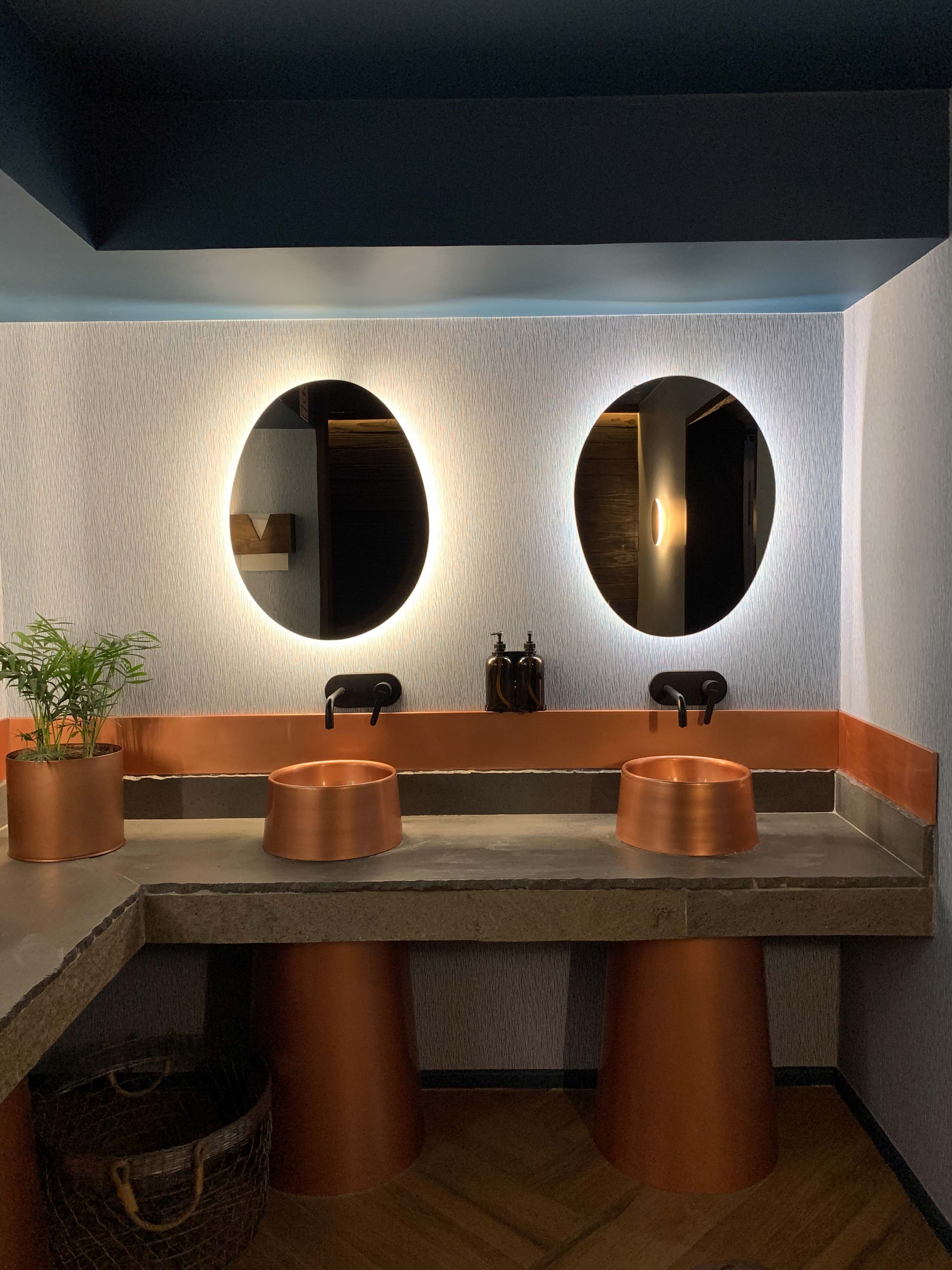 Espejo M02 instalado en el restaurante Dondoh, proyecto de interiorismo de Fazlamare