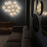 Aplique Noctiluca en ambiente interior, luz cálida de Fazlamare inspirada en las noctilucas