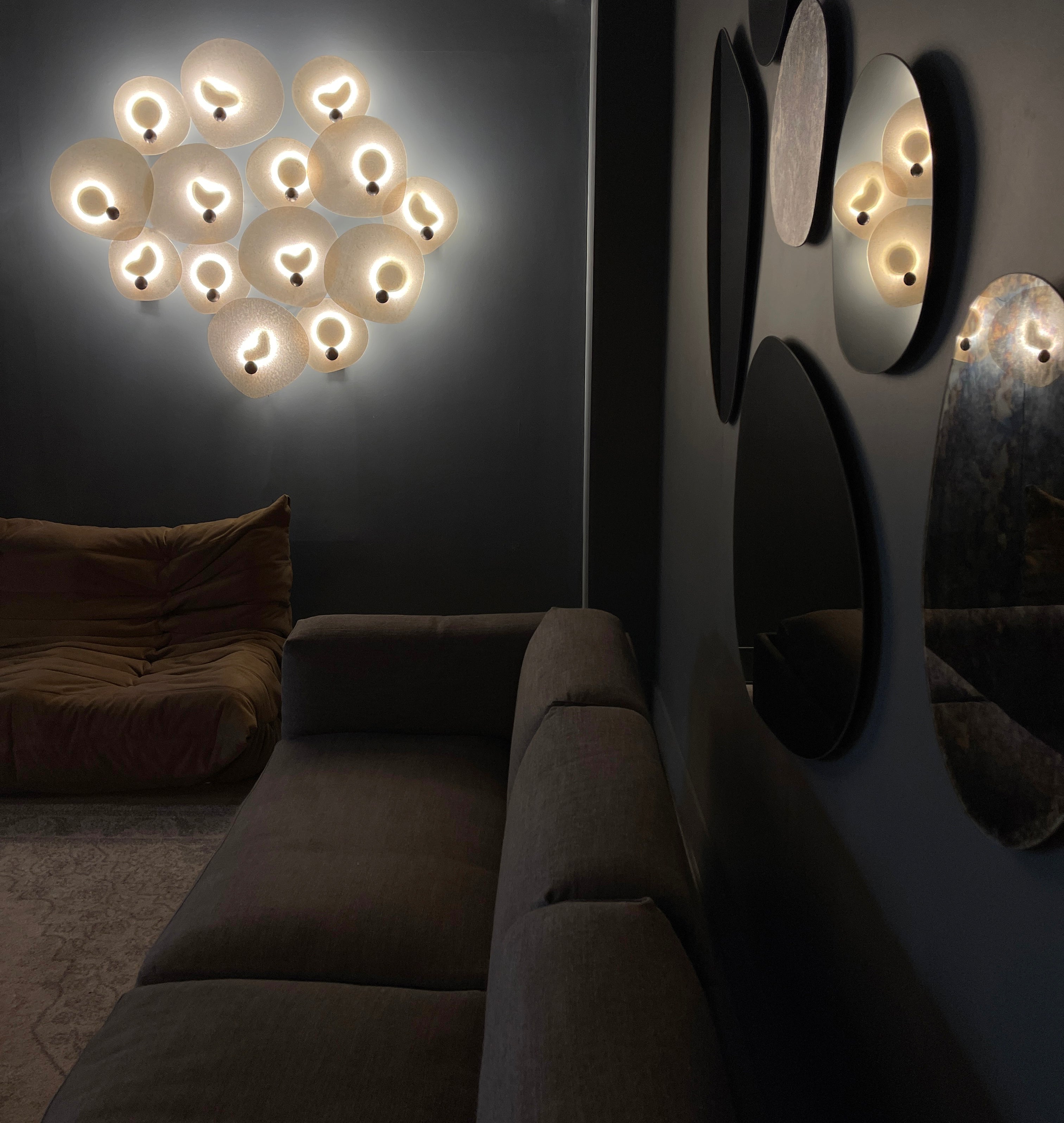 Aplique Noctiluca en ambiente interior, luz cálida de Fazlamare inspirada en las noctilucas