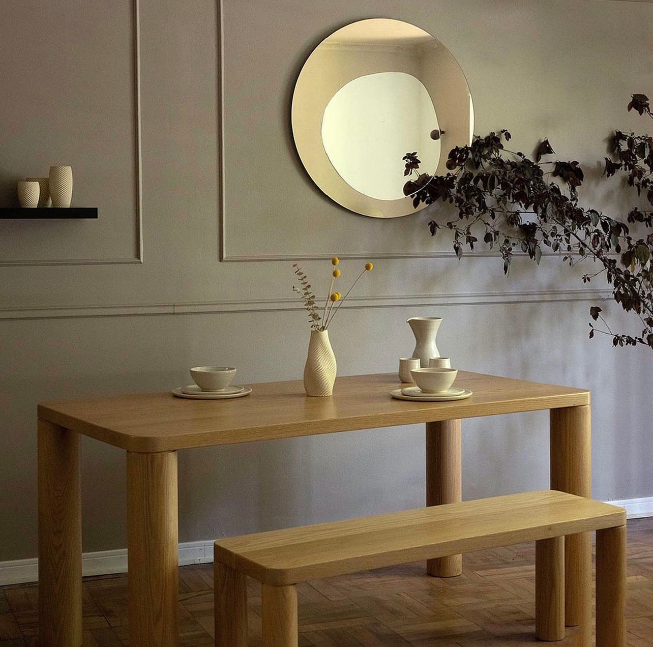 Espejo Perla del Pacífico ambientado en un interior, espejo de diseño Fazlamare